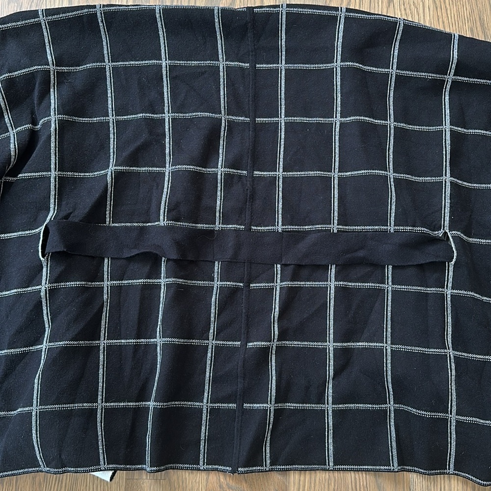 NWOT Tahari Belted Poncho OS Women’s Kimono Soft Stretchy Black White Plaid Cozy - Picture 9 of 10